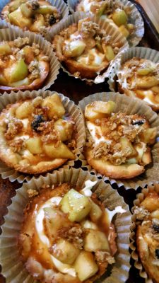 Mini Cheesecakes with Apple Crumble Topping